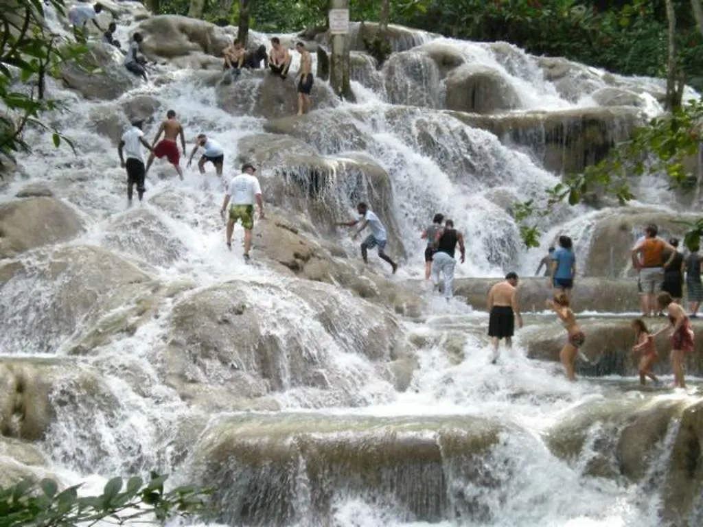 Fisherman'S Point Beach-Front Condomania Ocho Rios 3*,